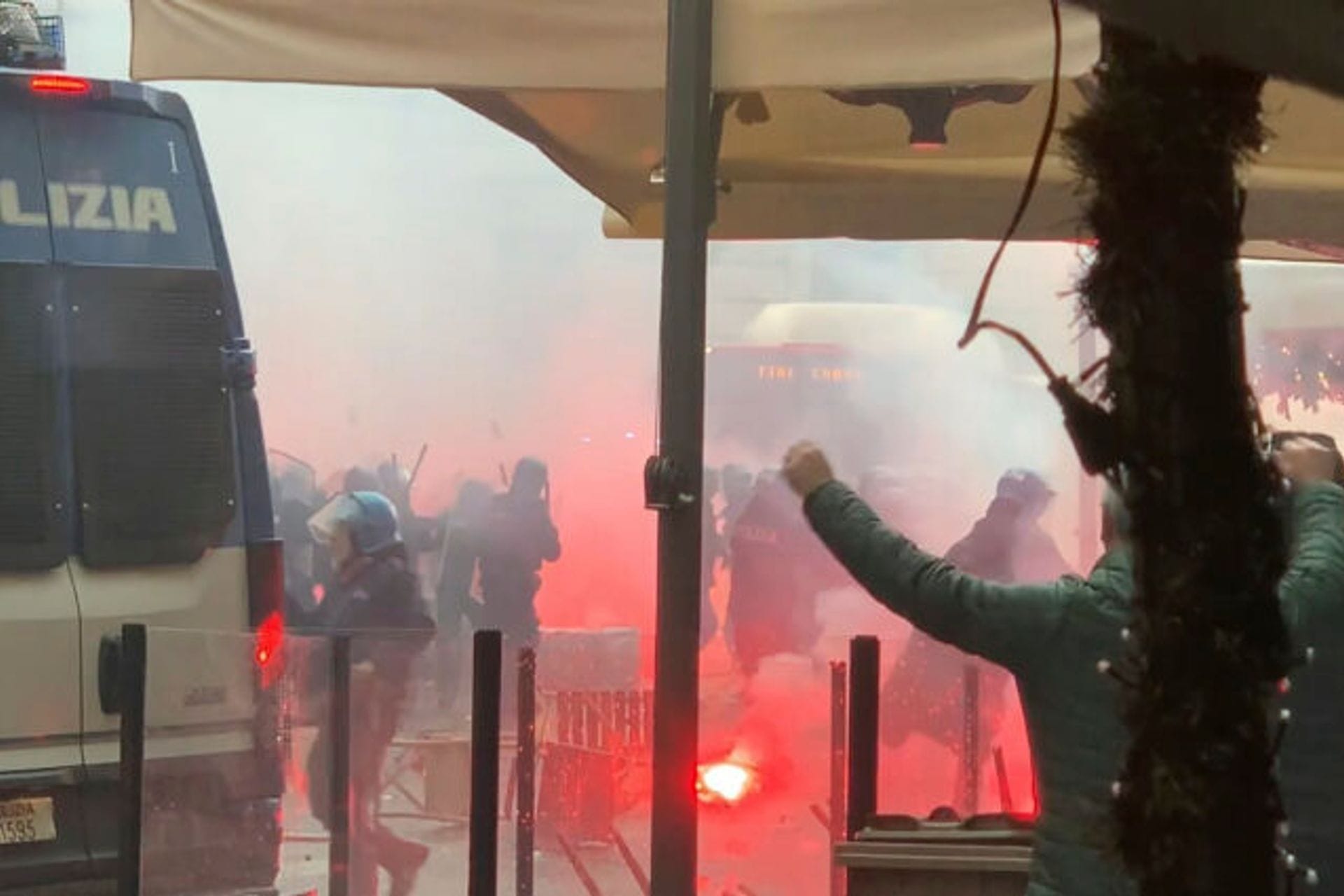 Fotografija 1: U Napulju noć huliganskog ludila – molotovljevi kokteli, razbijene prodavnice…