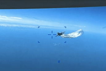 Pentagon objavio snimak bliskog susreta ruskog aviona i američkog drona Pentagon objavio snimak bliskog susreta ruskog aviona i američkog drona