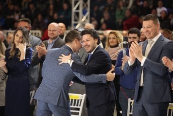 Abazović na Bečićevoj konvenciji: Veličina je u praštanju, a kosmička pravda da on zada završni udarac Đukanoviću Abazović na Bečićevoj konvenciji: Veličina je u praštanju, a kosmička pravda da on zada završni udarac Đukanoviću