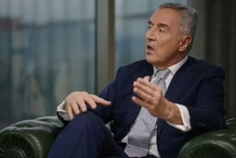ASK: Đukanović nije prijavio oružje dok je bio predsjednik; Njegov punomoćnik: Bilo je registrovano i dostupno u zvaničnim evidencijama ASK: Đukanović nije prijavio oružje dok je bio predsjednik; Njegov punomoćnik: Bilo je registrovano i dostupno u zvaničnim evidencijama