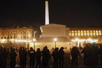 Novi neredi na protestu u Parizu: Policija suzavcem na demonstrante, oni uzvratili kamenicama Novi neredi na protestu u Parizu: Policija suzavcem na demonstrante, oni uzvratili kamenicama