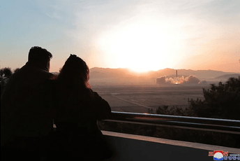 Kim Džong-un u društvu kćerke gledao lansiranje interkontinentalnog projektila Kim Džong-un u društvu kćerke gledao lansiranje interkontinentalnog projektila