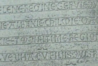 Prepjevavanje dukljanskih tragova: Natpis na latinskom sa Manastira Sv. Serđa i Vakha Prepjevavanje dukljanskih tragova: Natpis na latinskom sa Manastira Sv. Serđa i Vakha