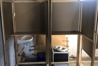 "Liči na zapuštenu ostavu": Pogledajte kako izgleda novo biralište u Nikšiću "Liči na zapuštenu ostavu": Pogledajte kako izgleda novo biralište u Nikšiću