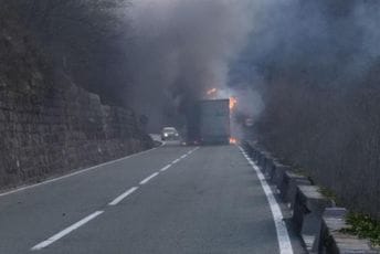 Ugašena vatra na zapaljenom kamionu u Međuriječju Ugašena vatra na zapaljenom kamionu u Međuriječju