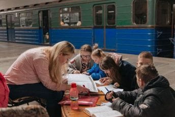 Nastavnici drže onlajn časove i iz skloništa i rovova Nastavnici drže onlajn časove i iz skloništa i rovova