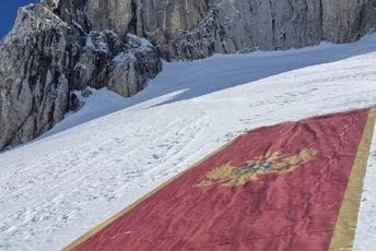 Crnogorska zastava vijorila se na Crvenoj gredi i Bobotovom kuku Crnogorska zastava vijorila se na Crvenoj gredi i Bobotovom kuku