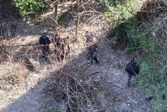 (VIDEO) Radnici Zelenila i švedski parlamentarac spasili bebu iz Morače (VIDEO) Radnici Zelenila i švedski parlamentarac spasili bebu iz Morače