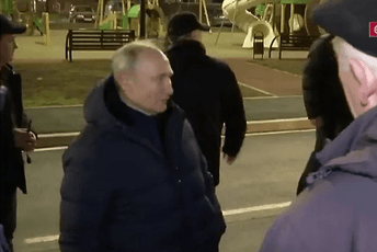 Žena povikala dok su Putina snimali u Mariupolju: Ovo je laž, sve je samo predstava Žena povikala dok su Putina snimali u Mariupolju: Ovo je laž, sve je samo predstava