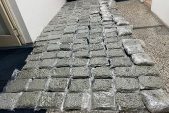 Ulcinj: Pokušao da pobjegne kolima i povrijedio policajca, uhapšen njegov saradnik Ulcinj: Pokušao da pobjegne kolima i povrijedio policajca, uhapšen njegov saradnik