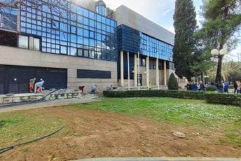 Burno kod CNP-a: Radnici bez najave prekopavali dvorište; Baćović: Jedan me je jurio lopatom Burno kod CNP-a: Radnici bez najave prekopavali dvorište; Baćović: Jedan me je jurio lopatom