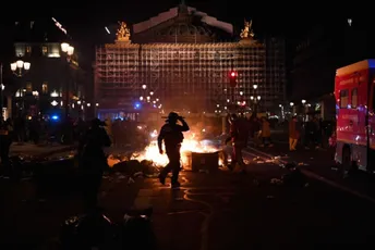 Opet nemiri na ulicama Pariza: Sa demonstrantima i poslanici Opet nemiri na ulicama Pariza: Sa demonstrantima i poslanici