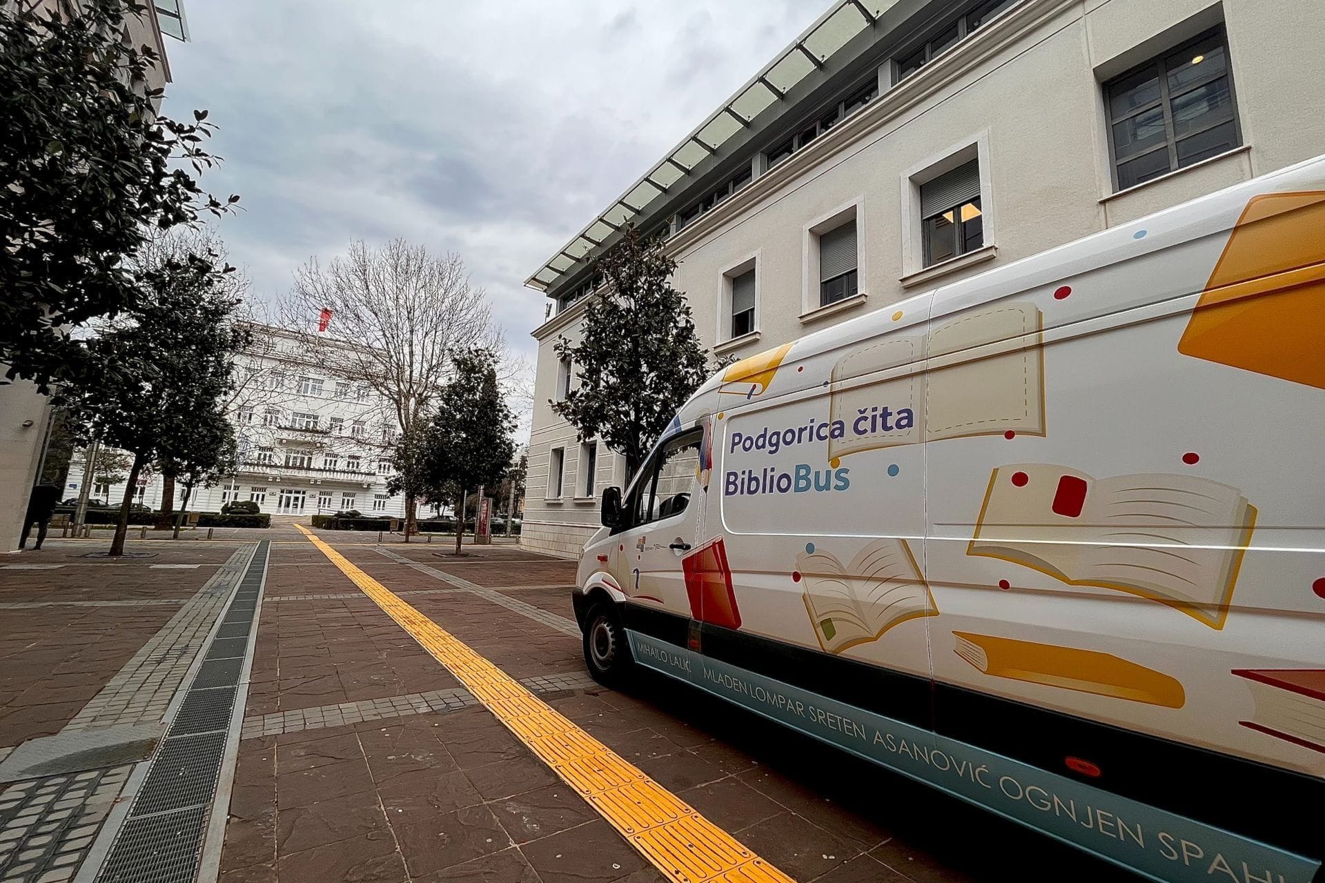 Fotografija 1: Počela realizacija projekta "Podgorica čita": "BiblioBus" od danas na ulicama