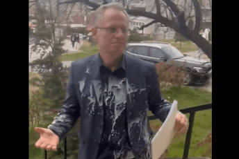 (VIDEO) Pregovarač Prištine gađan tortom i milkšejkom jer je navodno prihvatio ZSO (VIDEO) Pregovarač Prištine gađan tortom i milkšejkom jer je navodno prihvatio ZSO