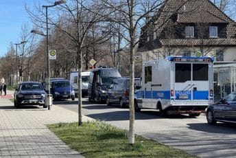 Tokom akcije protiv ekstremnih desničara u Njemačkoj upucan policajac Tokom akcije protiv ekstremnih desničara u Njemačkoj upucan policajac