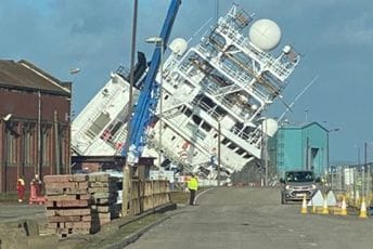 Previnuo se brod u luci u Edinburgu, više povrijeđenih Previnuo se brod u luci u Edinburgu, više povrijeđenih