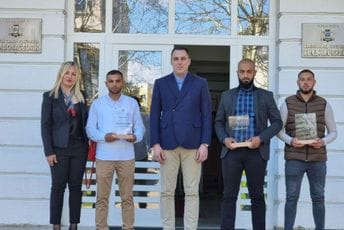 Vuković uručio priznanja radnicima Zelenila koji su iz Morače spasili bebu: Zahvalio im na herojskom činu Vuković uručio priznanja radnicima Zelenila koji su iz Morače spasili bebu: Zahvalio im na herojskom činu