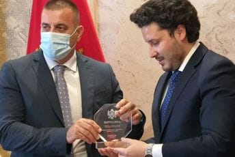 Od Abazovića dobio zahvalnicu za borbu protiv kriminala, a danas uhapšen po nalogu SDT Od Abazovića dobio zahvalnicu za borbu protiv kriminala, a danas uhapšen po nalogu SDT