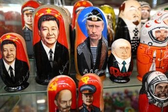 "Kišida podržava slobodu, a Si ratnog zločinca": Priča o dvije posjete u istom danu "Kišida podržava slobodu, a Si ratnog zločinca": Priča o dvije posjete u istom danu