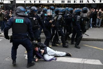 Incidenti na skupu protiv reforme penzija u Parizu: Uhapšeno više od 80 osoba