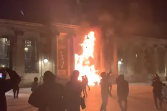 Sve je veći haos u Francuskoj: Gnjevni demonstranti spalili zgradu gradske vlade u Bordou (VIDEO)