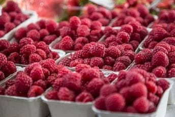 Neobična krađa u Bratuncu: Sačekali da radnici oberu maline pa ukrali 150 kilograma