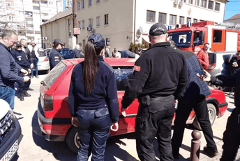 Bijelo Polje: Dijete ostavljeno u automobilu, vatrogasci razbijali staklo da ga izvuku Bijelo Polje: Dijete ostavljeno u automobilu, vatrogasci razbijali staklo da ga izvuku