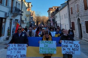 Sa cetinjske šetnje za Ukrajinu poručeno: Zelenski za predśednika Crne Gore Sa cetinjske šetnje za Ukrajinu poručeno: Zelenski za predśednika Crne Gore