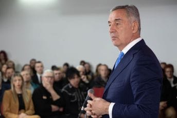 Đukanović: Plate su povećane i niko ih neće vratiti u pređašnje stanje, ali ih treba podmirivati iz sopstvene zarade, a ne kredita Đukanović: Plate su povećane i niko ih neće vratiti u pređašnje stanje, ali ih treba podmirivati iz sopstvene zarade, a ne kredita