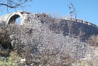 Zaboravljeni i prepušteni zubu vremena: Ostaci tvrđave na Crvenoj Stijeni Zaboravljeni i prepušteni zubu vremena: Ostaci tvrđave na Crvenoj Stijeni