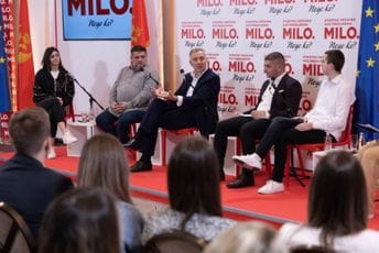 Đukanović sa mladima govorio o izazovima sa kojima su oni suočeni Đukanović sa mladima govorio o izazovima sa kojima su oni suočeni