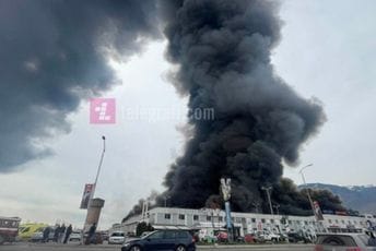 Veliki požar u Peći, osam osoba hospitalizovano zbog trovanja Veliki požar u Peći, osam osoba hospitalizovano zbog trovanja