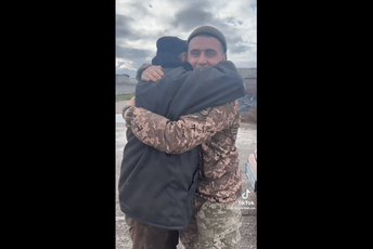 (VIDEO) "Za ovo se borimo": Susret ukrajinskog vojnika i njegovog oca (VIDEO) "Za ovo se borimo": Susret ukrajinskog vojnika i njegovog oca