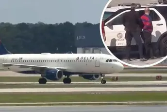 Putnik otvorio vrata aviona Delta erlajnsa, aktivirao tobogan i spustio se na pistu Putnik otvorio vrata aviona Delta erlajnsa, aktivirao tobogan i spustio se na pistu