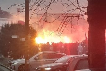 Crnogorski navijači se zagrijavaju: Napravili veliku bakljadu, uskoro će prema stadionu