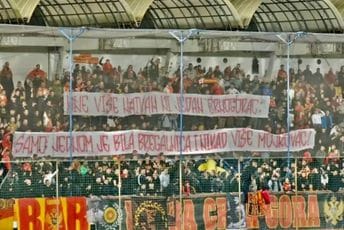 "Nije više naivan nijedan Crnogorac": Pogledajte transparent koji su istakli naši navijači u drugom poluvremenu "Nije više naivan nijedan Crnogorac": Pogledajte transparent koji su istakli naši navijači u drugom poluvremenu