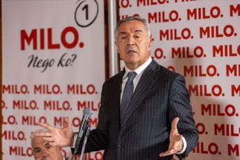 Milo Đukanović podnio ostavku na mjesto predsjednika DPS-a Milo Đukanović podnio ostavku na mjesto predsjednika DPS-a