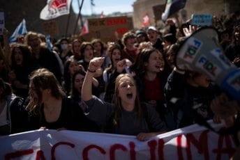 Novi protesti u Francuskoj uz pojačano obezbjeđenje: 13.000 policajaca na ulicama Novi protesti u Francuskoj uz pojačano obezbjeđenje: 13.000 policajaca na ulicama