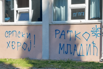 Na zidu škole veličaju Ratka Mladića dok direktorka odbrojava Đukanoviću Na zidu škole veličaju Ratka Mladića dok direktorka odbrojava Đukanoviću