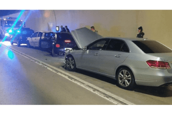 Sudar četiri vozila u tunelu Sozina Sudar četiri vozila u tunelu Sozina