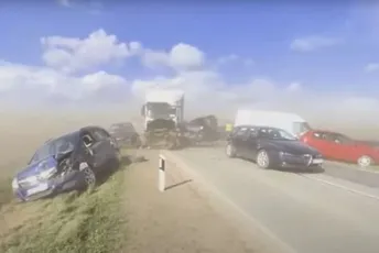 Velika pješčana oluja u Vojvodini: Čak 14 vozila učestvovalo u lančanom sudaru Velika pješčana oluja u Vojvodini: Čak 14 vozila učestvovalo u lančanom sudaru