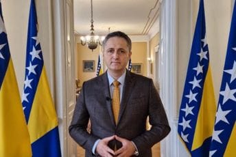 Bećirović: Đukanović dokazani borac za crnogorsku državu, u nedjelju pokažite hrabrost i čojstvo, neka vječno živi Crna Gora Bećirović: Đukanović dokazani borac za crnogorsku državu, u nedjelju pokažite hrabrost i čojstvo, neka vječno živi Crna Gora