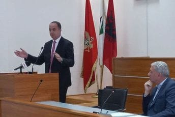 Đeljošaj: Dijaspori omogućiti da glasa u diplomatskim predstavništvima u cijelom svijetu Đeljošaj: Dijaspori omogućiti da glasa u diplomatskim predstavništvima u cijelom svijetu