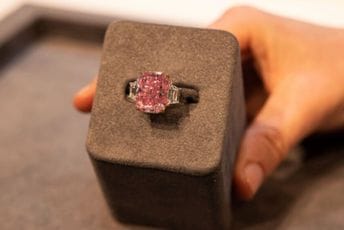 Rijedak roze dijamant uskoro na aukciji u Njujorku, procijenjen na 35 miliona dolara Rijedak roze dijamant uskoro na aukciji u Njujorku, procijenjen na 35 miliona dolara