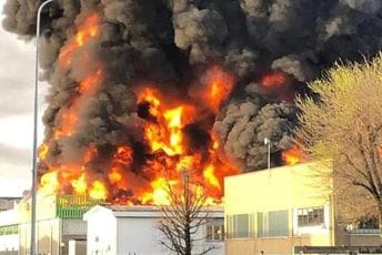 Italija: Veliki požar u hemijskoj fabrici, uzbuna zbog širenja otrovnog dima Italija: Veliki požar u hemijskoj fabrici, uzbuna zbog širenja otrovnog dima