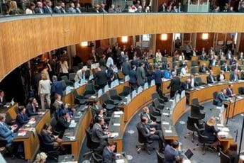 (VIDEO) Austrija: Dio poslanika napustio parlament tokom govora Zelenskog (VIDEO) Austrija: Dio poslanika napustio parlament tokom govora Zelenskog