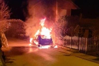 Zapaljena dva automobila kosovskih tablica u Zubinom Potoku Zapaljena dva automobila kosovskih tablica u Zubinom Potoku