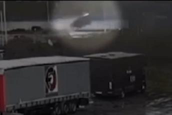 Belgija: Autom 'odletio' do sportske dvorane, ostavio ogromnu rupu u zgradi (VIDEO) Belgija: Autom 'odletio' do sportske dvorane, ostavio ogromnu rupu u zgradi (VIDEO)