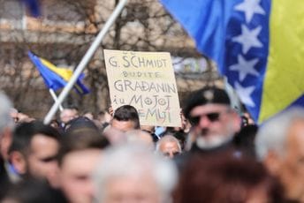 Sarajevo: Više hiljada građana na protestu protiv visokog predstavnika Sarajevo: Više hiljada građana na protestu protiv visokog predstavnika