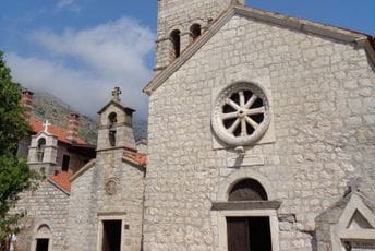 Još jedan primjer kako SPC nelegalno gradi: Manastir Reževići Još jedan primjer kako SPC nelegalno gradi: Manastir Reževići